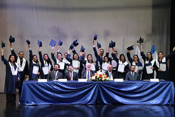 Ceremonia de graduación en El Salvador